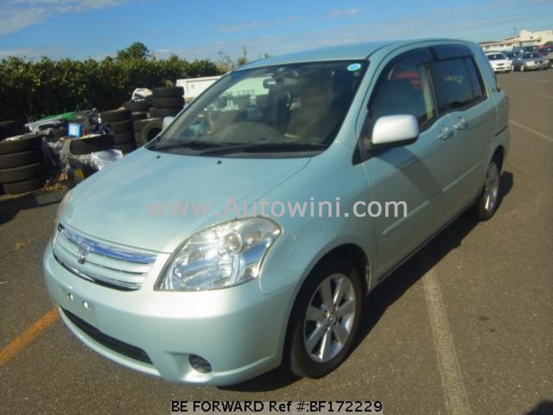 2003 Toyota Raum.